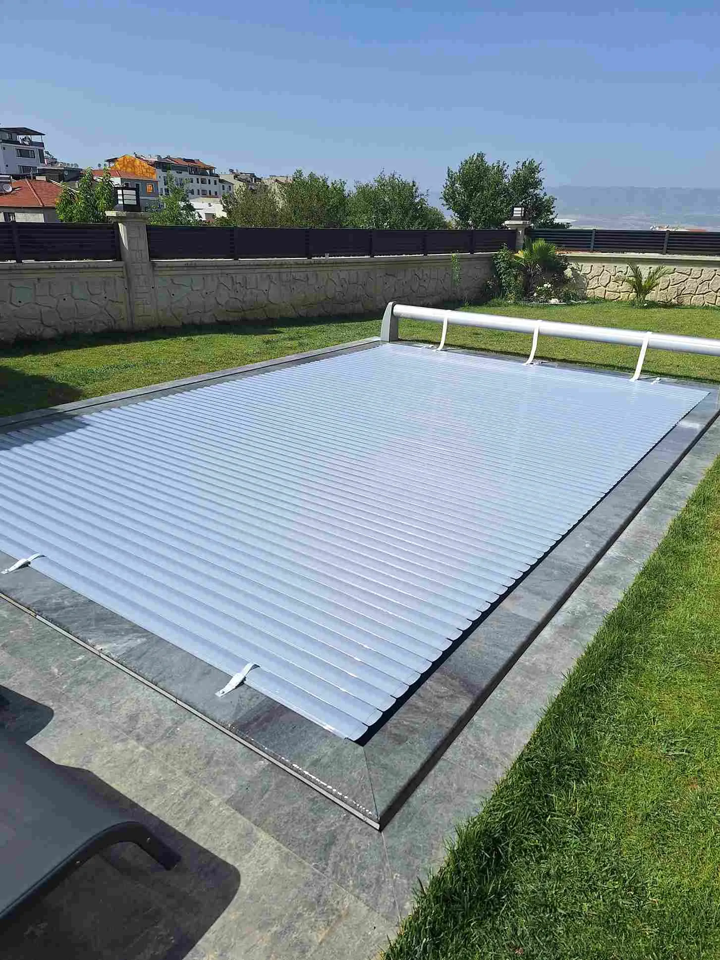 Temiz ve berrak suyuyla göz alıcı bir yüzme havuzu